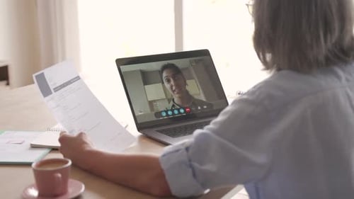 Online-Vorstellungsgespräch für soziale Distanz per Videoanruf auf dem Laptop