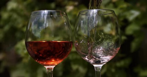 Vino rosado que se vierte en vaso, cámara lenta 4K
