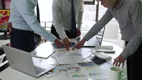 Os líderes da empresa lideram a equipe para discutir negócios e tomar decisões estratégicas