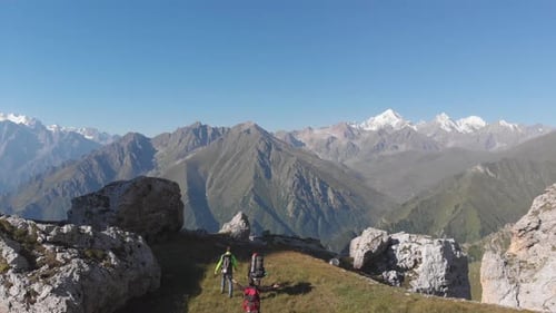 Luftaufnahme einer Gruppe von Touristen mit Rucksäcken Climb the Mountain
