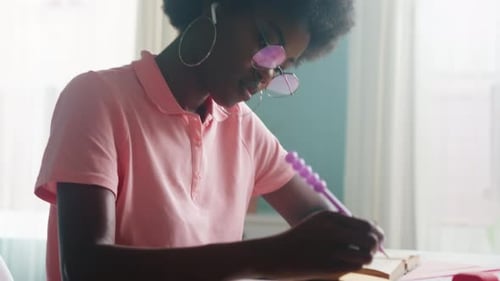 Une étudiante fait de la recherche universitaire