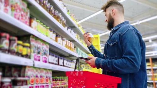 Homem comprando geléia no supermercado