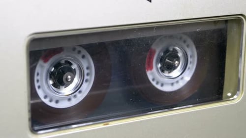 Cassette audio. Le magnétophone vintage joue la cassette audio insérée dedans