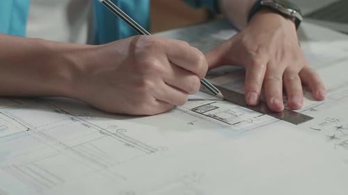Nahaufnahme von Hand's Man Engineer Drawing Blueprint
