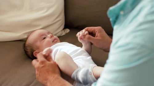 Père d'âge moyen avec petite fille à la maison
