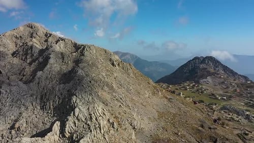 Vue aérienne des nuages haut dans les montagnes