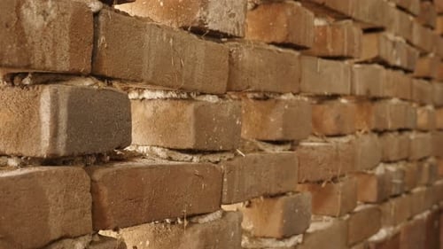 Nahaufnahme Neigung auf verwitterter Hauswand Texturdetails 4K 2160p 30fps UltraHD-Aufnahmen - Alte Ziegel