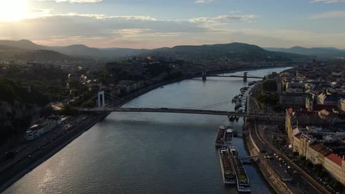 Voo ao pôr do sol sobre o rio Danúbio em Budapeste, capital da Hungria