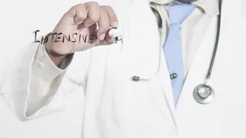 Un médecin asiatique écrit des soins intensifs