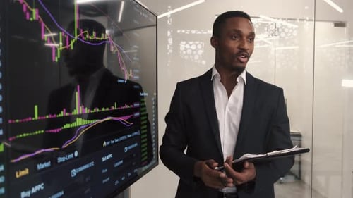 Geschäftsmann überprüft, ob er auf Digital Board über die Börse spricht