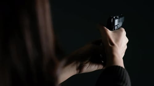 Mujer armada que intenta matar a un hombre