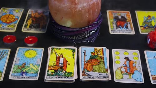 Deck mit Tarotkarten, verteilt auf Tisch 10
