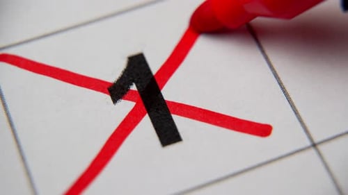 El primer número del calendario está tachado con una cruz roja en una macro en una hoja blanca