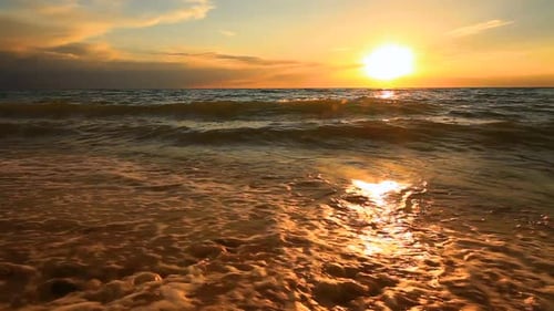 Wunderschöner Sonnenuntergang an einem tropischen Sandstrand