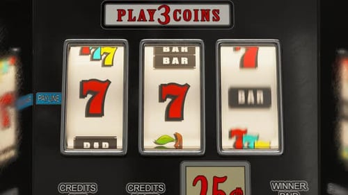 Auszahlung des Gewinners an Casino-Spielautomaten. Roségold- oder Kupfermünzen, die in ein Tablett fallen.