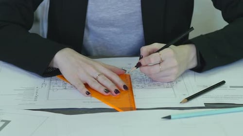 Nahaufnahme Designer-Hände arbeiten mit Zeichnungen