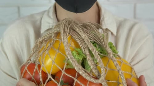 Cliente con verduras en bolsa