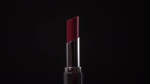 Roter Lippenstift isoliert auf schwarzem Hintergrund