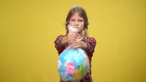 Rack Focus de una adolescente seria a un globo terráqueo en bolsa de plástico