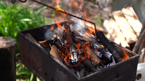 Gros plan d'un incendie sur Chargrill