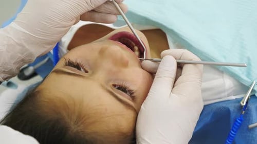 Niña con control dental