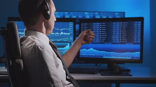 Broker arbeitet im Büro mit Workstation- und Analysetechnologie. Arbeitsplatz des Händlers.