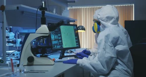 Wissenschaftler untersuchen Bakterien in einem Labor