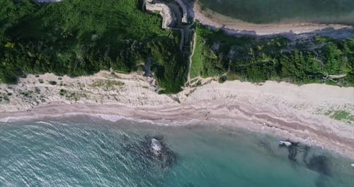 Vue de dessus : Panorama vertical de Kepi Rodonit à Durres, en Albanie
