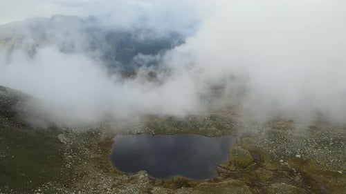 Lago glacial y prados alpinos