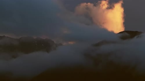Zeitraffer des Beginns der Nacht auf einem verschneiten Gipfel