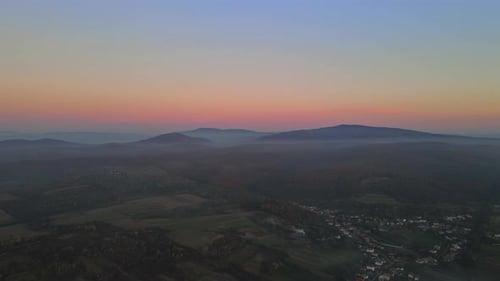 Schöne Landschaft Dorf Berge Hügel Felder Sonnenuntergang
