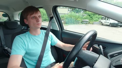 O motorista olha em volta