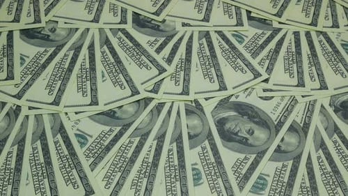Einhundert-Dollar-Scheine auf dem Tisch