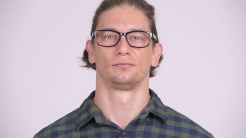 Cara de hombre feliz inconformista sonriendo mientras usa anteojos