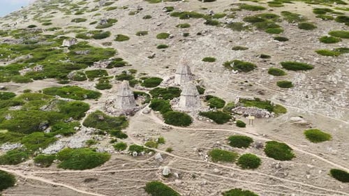 Vista aérea de las criptas de piedra gris de la ciudad del Cáucaso Muerto