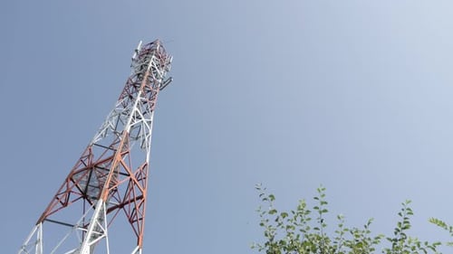 Schwenken auf Telekommunikations-Repeater-Antennensystem-Hintergrund 4K 3840X2160 UHD-Aufnahmen - Outdoor