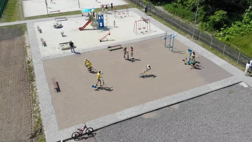Luftaufnahme von Kindern, die auf dem Spielplatz spielen
