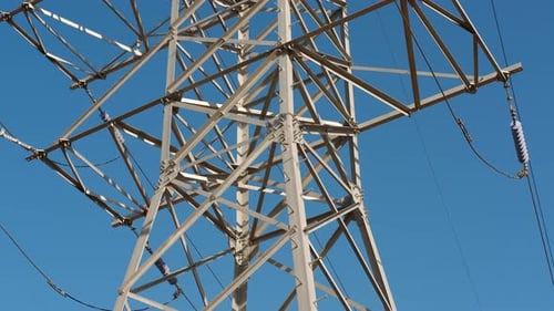 Torre eléctrica contra el cielo
