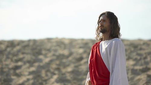 Pilger blickt auf verlorene Pfade in der Wüste, Konzept religiöser Zweifel und Wahlmöglichkeiten