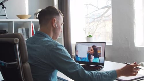 Un jeune entrepreneur travaille au bureau à domicile devant l'ordinateur.