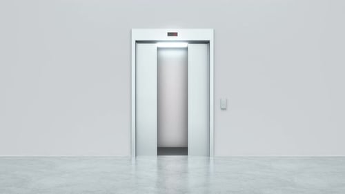 Ascensor moderno con puertas metálicas abiertas