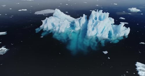 Spiegelung des schmelzenden Eisbergs in der Antarktis bei Luftaufnahme des blauen Ozeanwassers. Antarktische Naturlandschaft