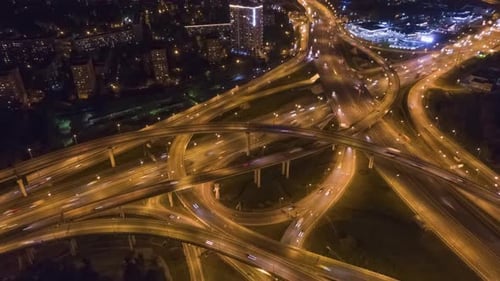 Entroncamento rodoviário complexo. Viaduto. Vista aérea