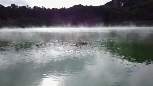 Foto aérea de um lago fumegante na Nova Zelândia