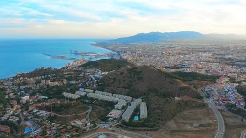 Vista aérea de la Costa del Sol de Málaga con el mar y las montañas que la rodean