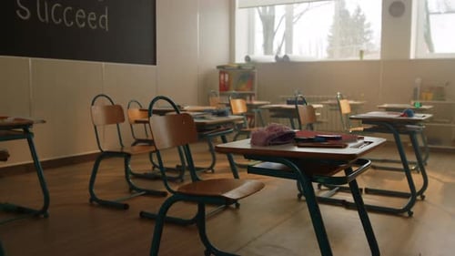 Bureaux et chaises dans une salle de classe moderne