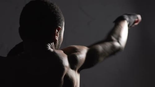 Professionelles Muay Thai Boxertraining im Fitnessstudio, Motivation und Inspiration