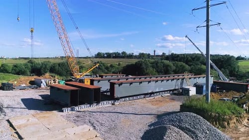 Sitio de construcción de carreteras. Construcción de un puente sobre un riachuelo en
una carretera suburbana