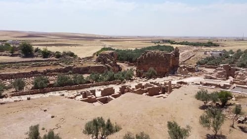 Vue aérienne du réservoir d'eau et des écluses fermées d'un barrage
