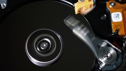 Festplattenlaufwerk innen. Struktur der Festplatte, Spinnplatte. Move Magnetkopf